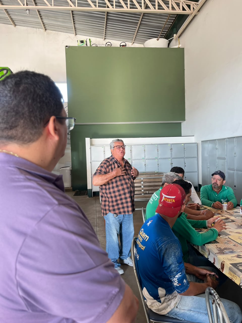 Wesley Santos acompanhando uma conversa com trabalhadores